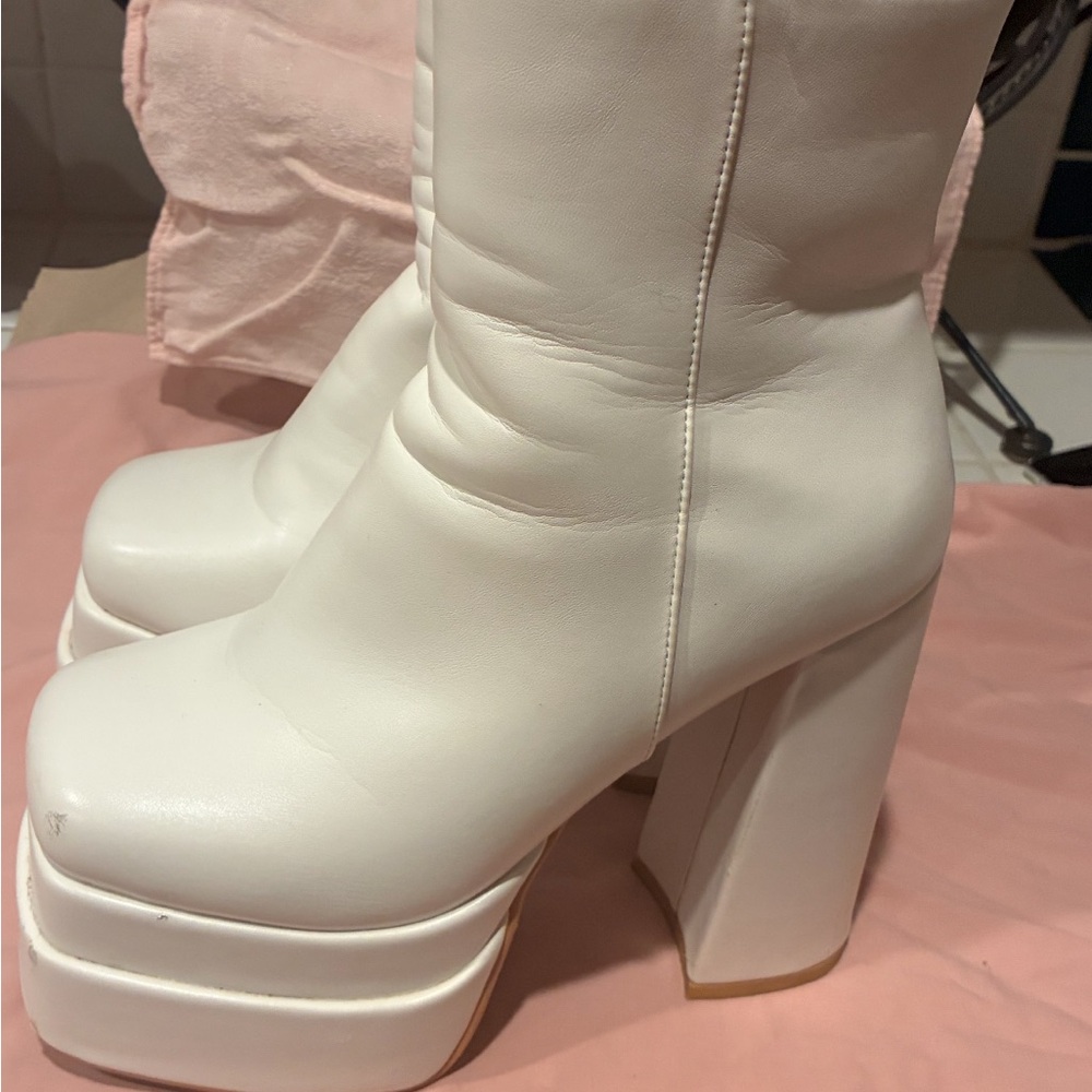 Elegant White Platform Heeled Boots size 7 good condition - Picture 2 of 3